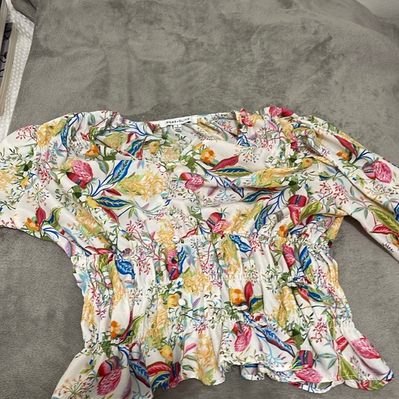 A floral pattern button up top! - Picture 1 of 1